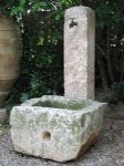 Fontana colonna metà  settecento con vasca in pietra del 500