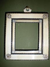 Cornice di piccole dimensioni in avorio, ebano e madreperla