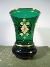 bicchiere verde con decori floreali