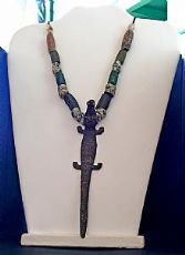 Collana in vetri con una scultura in bronzo (centrale)
