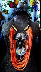 Collana con coralli e giade sul collare