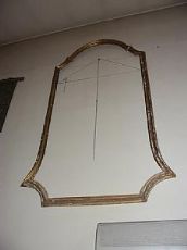 Grande cornice in legno d'orato, a campana, di scuola veneta