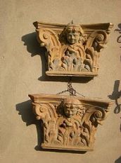 Uno di dieci capitelli in cotto toscano, con foglie d'acanto e testa di putto centrale