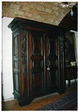 armadio in noce con cariatidi