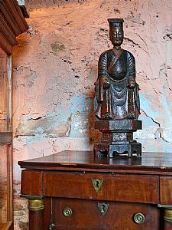 Scultura in legno dipinto raffigurante "Dignitario"