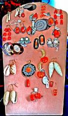 Orecchini in avorio antico, orecchini in argento e orecchini in ambra 