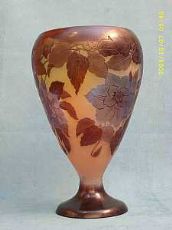 Vaso conico a decoro di clematiti