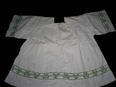 Conjunto formado por 16 albas de monaguillo.