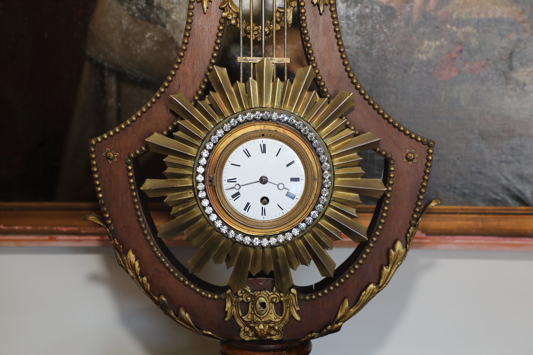 Orologio a pendolo da appoggio in noce a forma di lira con teste di